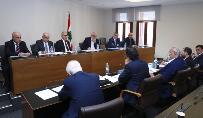 لجنة الاشغال باشرت الاستماع الى المعنيين
عن مناقصة تلزيم المطاعم والكافيتريات في المطار