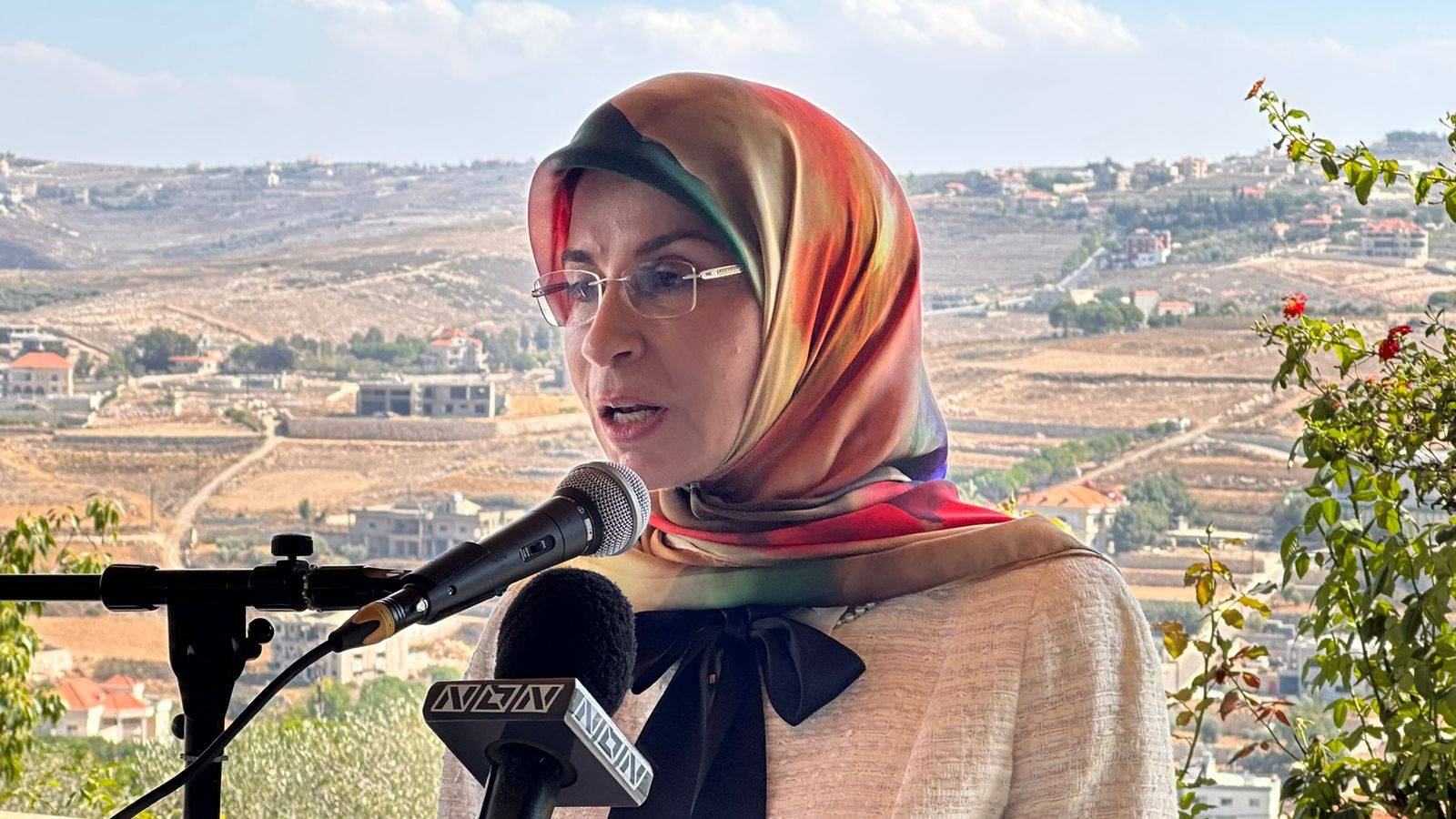 عناية عز الدين: جميع اللبنانيين
في سفينة واحدة إذا غرقت غرقنا جميعاً