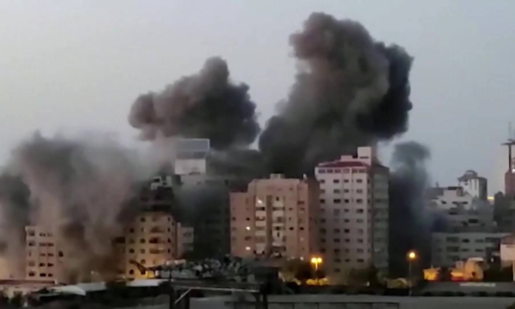 غارات عنيفة على غزة وحماس ترد بالصواريخ