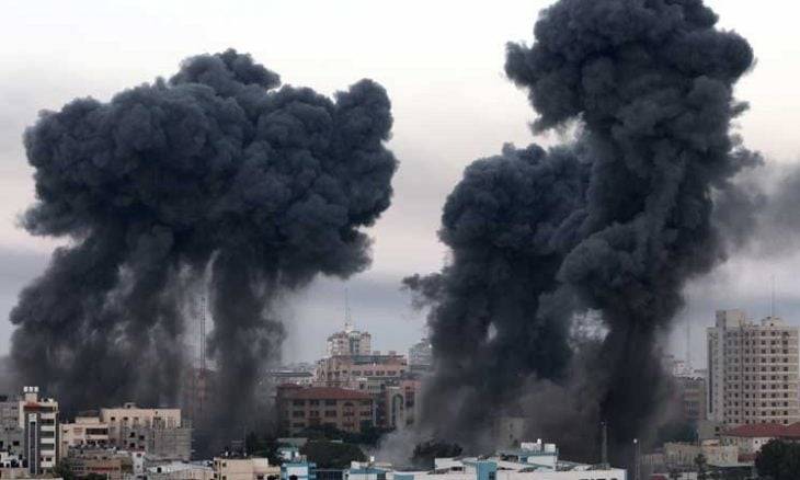 الإحتلال يشنّ غارات عنيفة جواً وبحراً على غزة