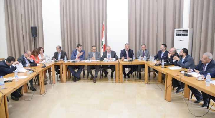 "الشؤون الخارجيّة" بحثت إلغاء عقود الملحقين الاقتصاديين
علامة: ليتراجع وزير الخارجيّة
عن قراره ويقرّر مَن الأكثر إنتاجيّة