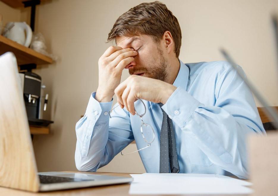 لمن يشعر بالتعب دائماً... تخلّص من هذه العادات اليوميّة الضارّة!