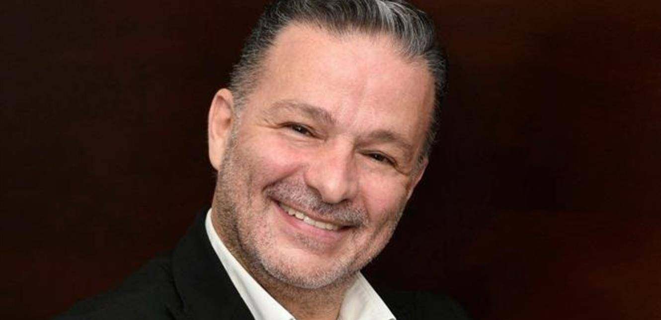 نقولا الأسطا يهدي “الأرض لأهلا” للشعوب المهددة بضياع هويتها