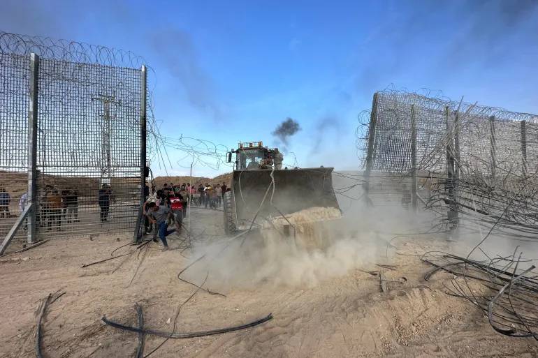 السور الحديدي "الذكي" في مهب المقاومة الفلسطينيّة.. الرواية الكاملة لـ"طوفان الأقصى":
هكذا باغتت "كتائب القسام" العدو الإسرائيلي!