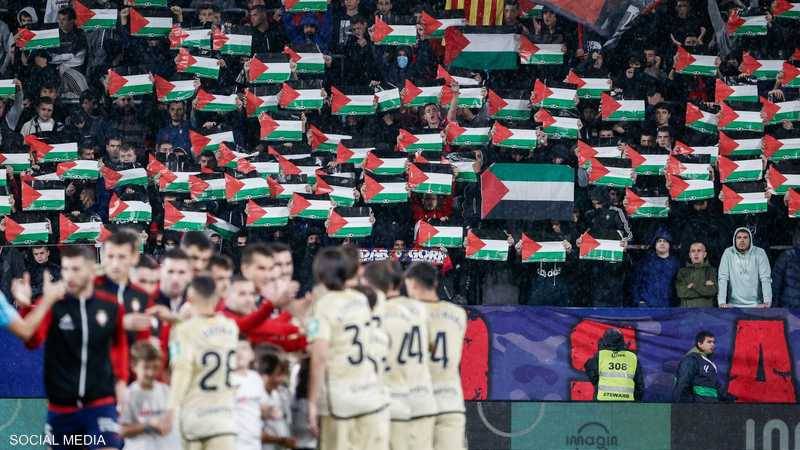 أعلام فلسطين في ملعب أوساسونا رداً على تصريحات لاعب غرناطة... ماذا حصل؟