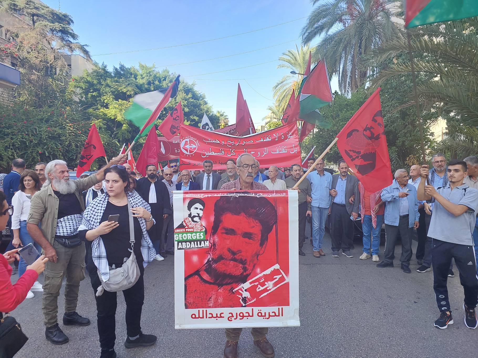 مسيرة لـ "الحملة الوطنيّة لتحرير الأسير جورج عبدالله":
طلبنا من الفصائل إدراج اسمه على لائحة التبادل المقبلة