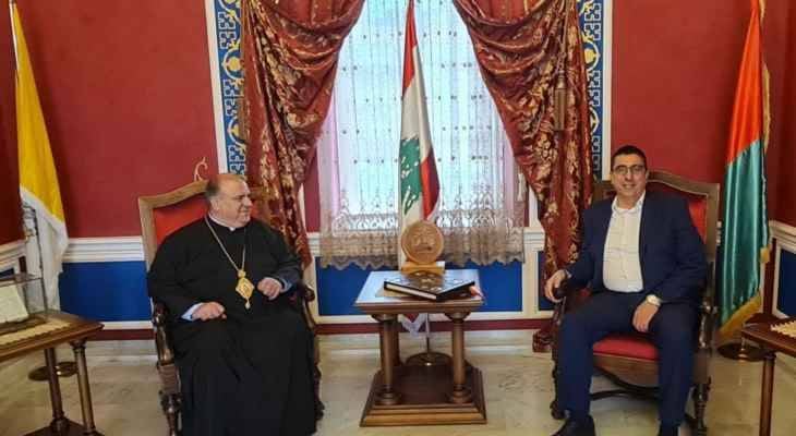 حجار: لإنشاء مخيّم للنازحين على الحدود