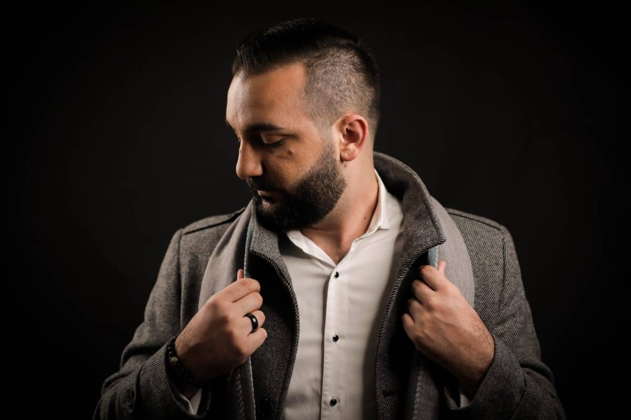 إيلي مكرزل يشوق الجمهور بصورة من كواليس برنامجه الجديد