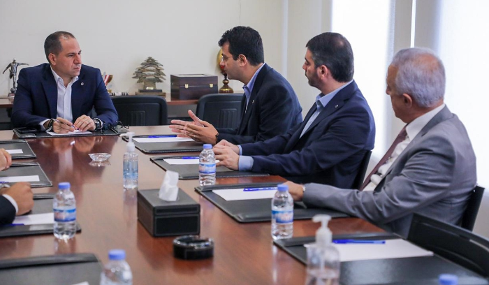 الجميل التقى وفد نقابة الصيادلة
سلوم: واقع الدواء لا يحتمل ان تدخل البلاد حرباً