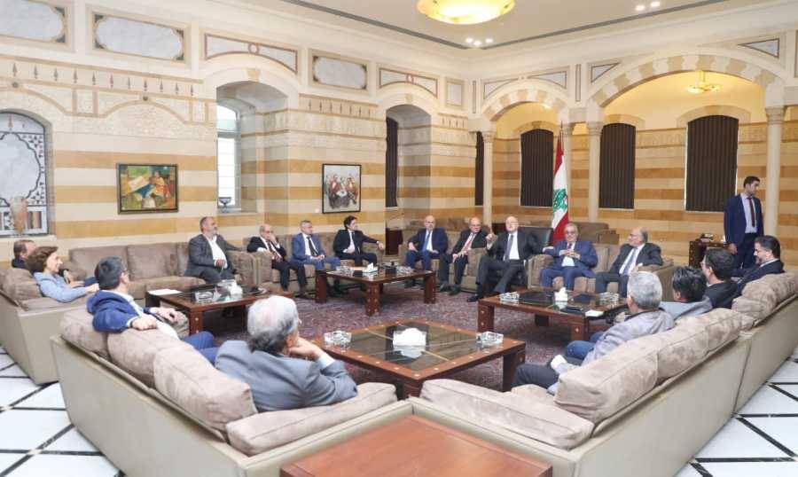 ميقاتي ترأس "اجتماع عمل مع الوزراء في السراي"
مكاري: لا قرار نهائياً في موضوع شغور قيادة الجيش
حجار: هناك خلاف على إدارة البلاد بغياب رئيس الجمهوريّة