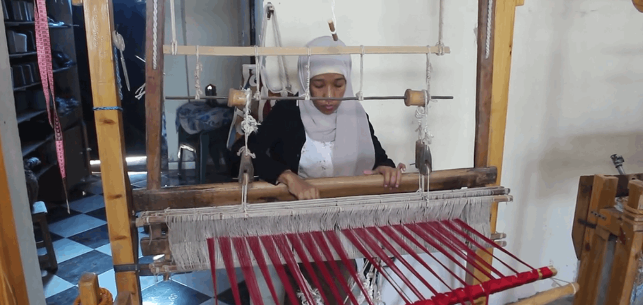 أعمال يدوية اشتهر بها أهالى فلسطين.. منها النسيج اليدوي