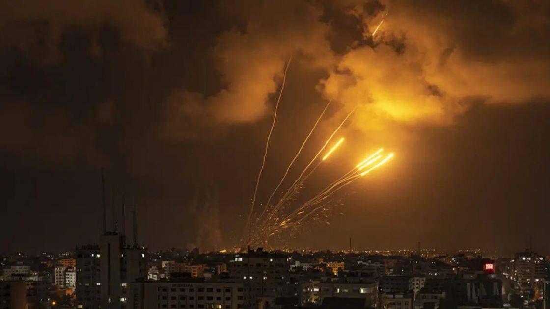 المقاومة الفلسطينية تجدّد إطلاق دفعات صاروخية من غزة تزامنا مع استمرار قصف الإحتلال