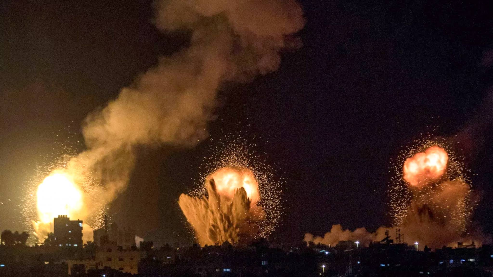 حرب ابادة بشرية تشنها الولايات المتحدة و«اسرائيل» على الشعب الفلسطيني في غزة
قطع كل الاتصالات عن القطاع وقصف جوي وصاروخي ومدفعي غير مسبوق والمقاومة تتصدى
مواجهة اميركية ــ ايرانية مباشرة في سوريا ومخازن «الحرس الثوري» الهدف