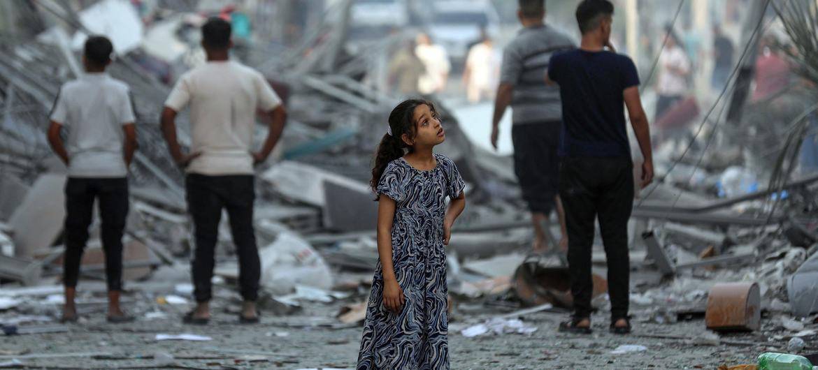 "يعيشون على قطعتين من الخبز يومياً"... مسؤولون أمميون: أهل غزة بحاجة للماء