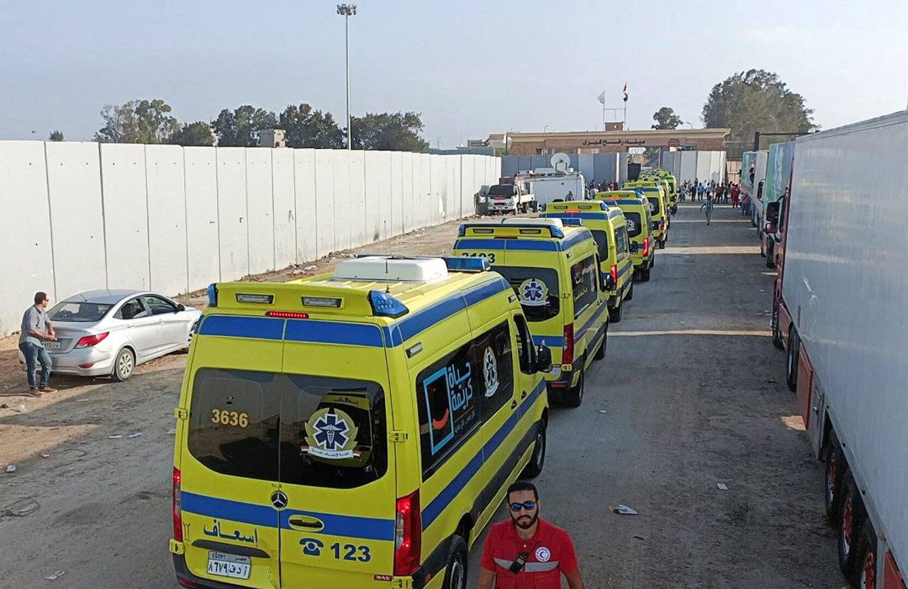 بدء خروج حاملي الجوازات الأجنبية من قطاع غزة الى مصر.. وسيارات إسعاف تدخل لنقل الجرحى الفلسطينيين