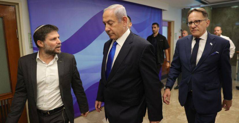 تحويل أموال الضرائب الى الفلسطينيين يُشعل الخلافات داخل حكومة الإحتلال
