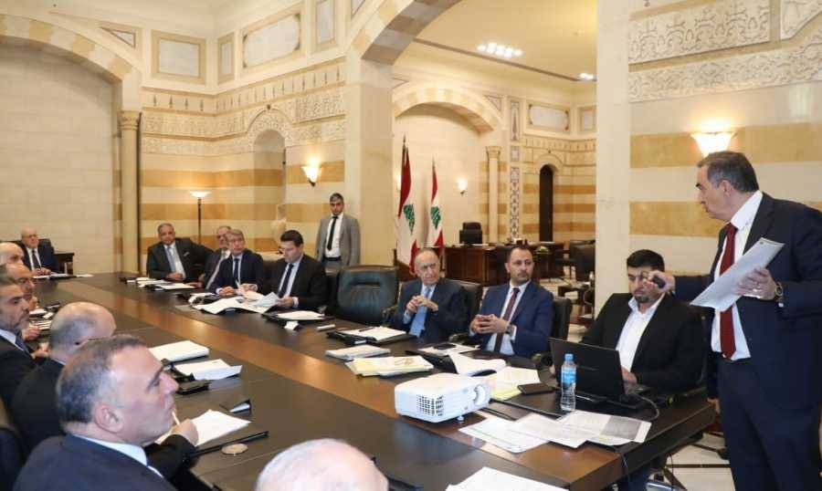 ميقاتي يرأس اجتماع لجنة الكهرباء في السراي

فيّاض: التعرفة الجديدة في أيار مع إلغاء تسعيرة الـ 20%