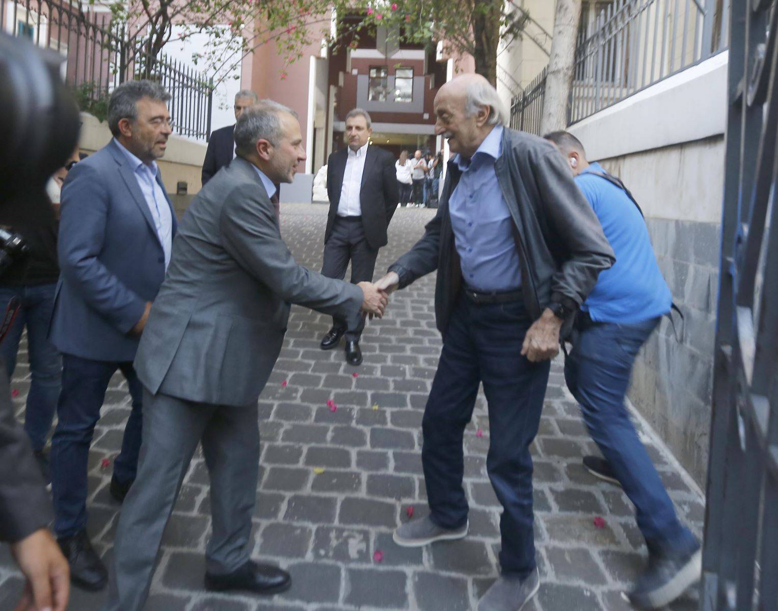 باسيل وجنبلاط... تموضع سريع لمواكبة تحوّلات ما بعد ٧ تشرين
قواسم مُشتركة "ضدّ الحرب والى جانب المقاومة". ..وتمايز في التمديد لقائد الجيش