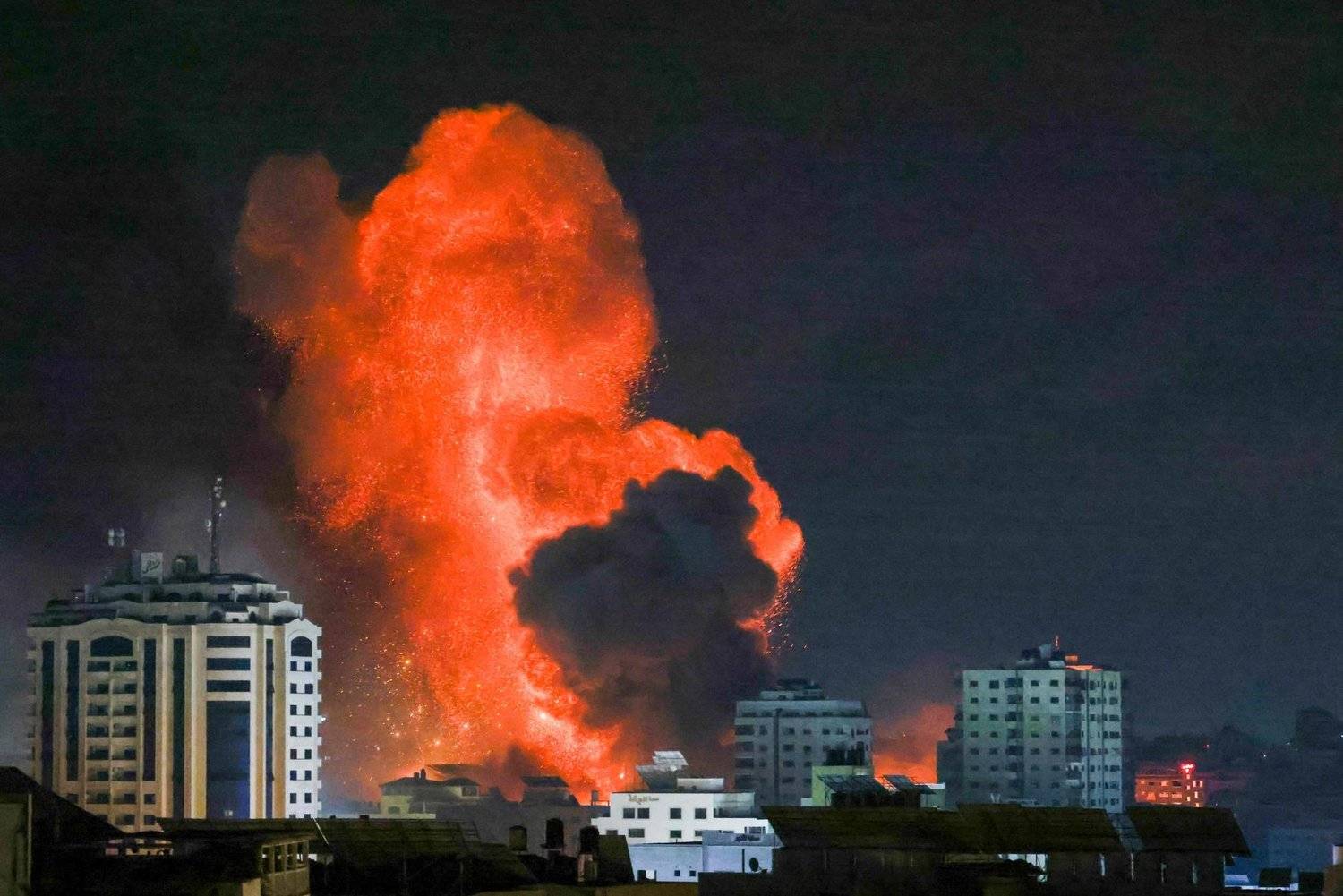 غارات "إسرائيلية" تستهدف محيط مستشفى القدس في غزة