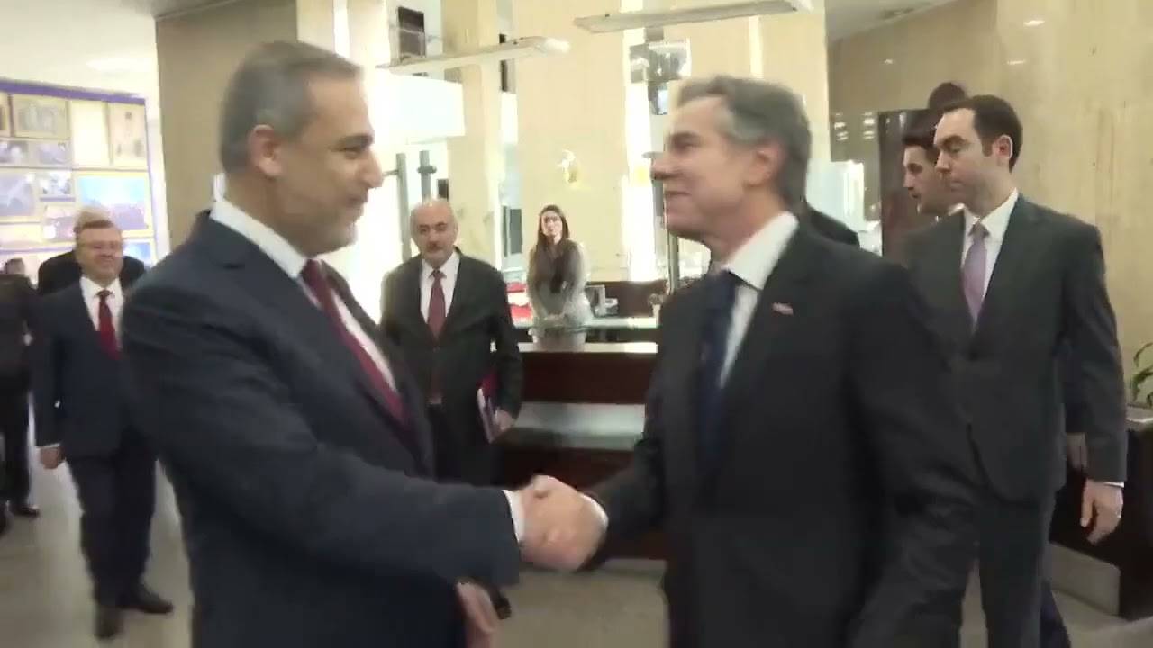 بالفيديو-  لماذا رفض وزير الخارجية التركي معانقة بلينكن؟