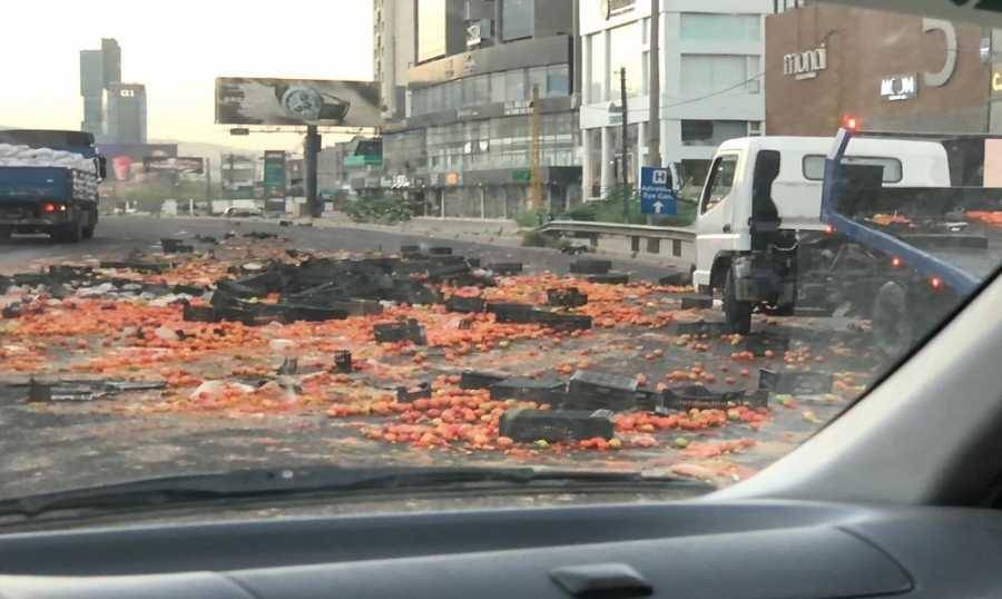 البندورة تقفل نصف أوتوستراد الضبية