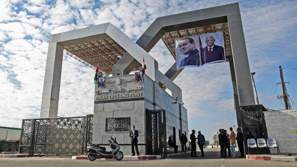 مصر تعيد عددا من مواطنيها العالقين في غزة