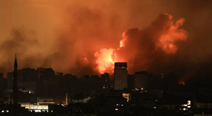 بالفيديو- الإحتلال يستهدف مستشفى الرنتيسي للأطفال ومحيط المستشفى الإندونيسي في غزة