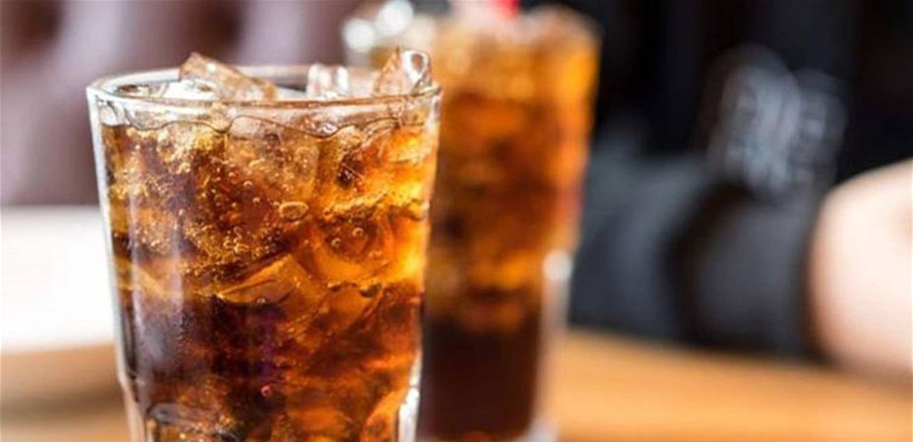ترتجف إذا لم تشرب 4 لترات منه في اليوم.. شابة تكشف عن إدمانها هذا المشروب!