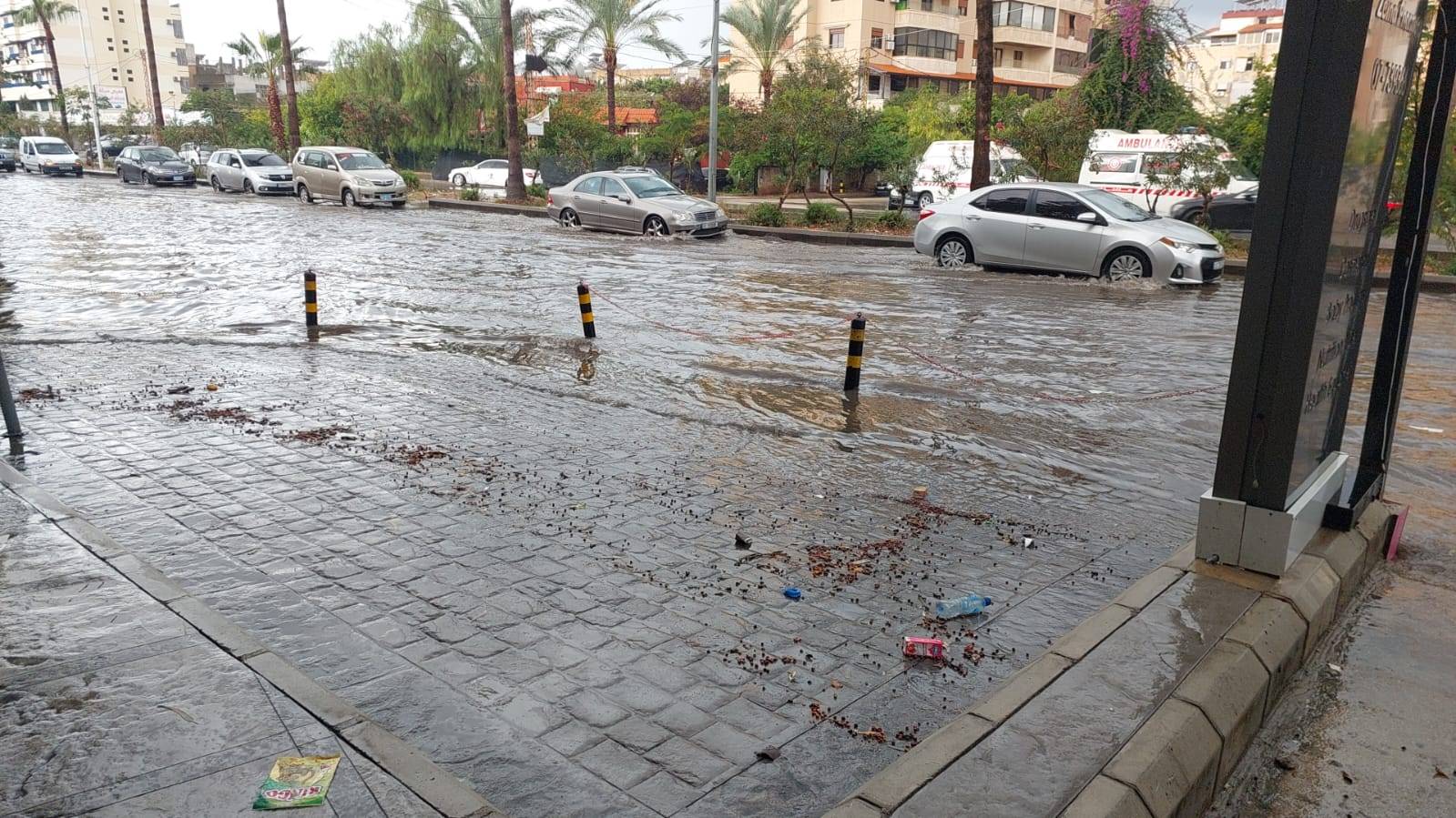 الأمطار الغزيرة صباحاً حوّلت الطرق الى برك مياه