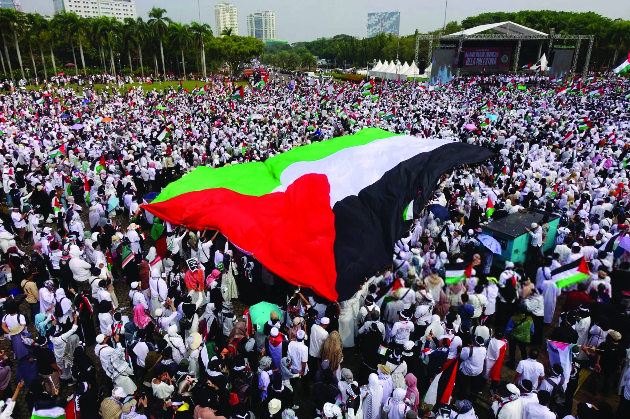 الإحتلال يُكثف عدوانه على المستشفيات... تحذير من وفاة الأطفال الرضّع بسبب نقص الوقود
إشتباكات المقاومين مع الإحتلال مُستمرّة بضراوة... ومقتل 5 جنود «إسرائيليين»