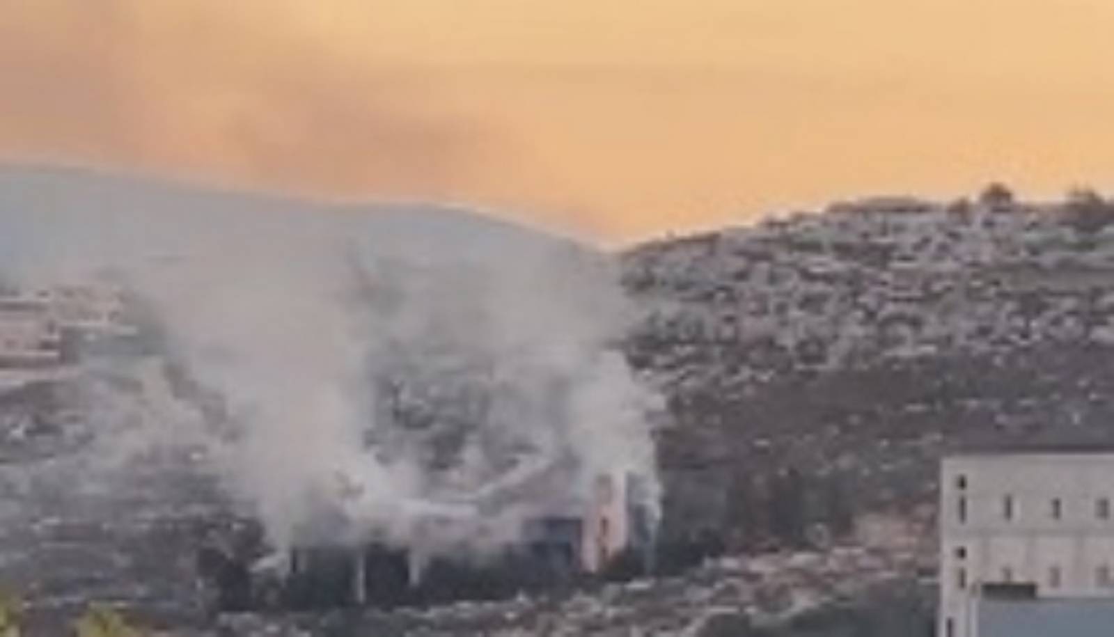 استهداف عمق منطقة النبطية فجرا واحتراق معمل ألومينيوم