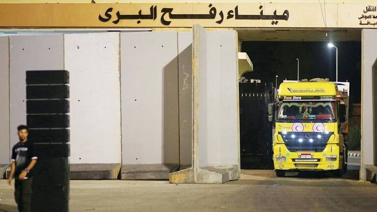 دخول أول شاحنة وقود من معبر رفح إلى قطاع غزة