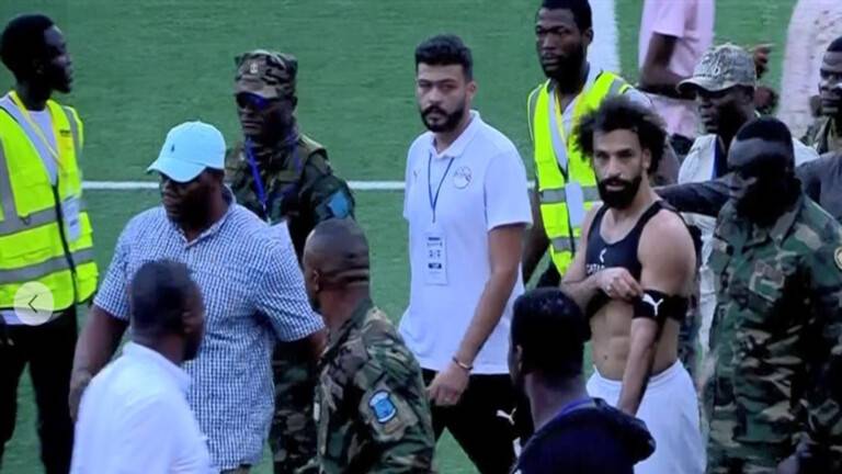 بالفيديو- محمد صلاح يغادر الملعب تحت حماية الجيش.. والسبب؟