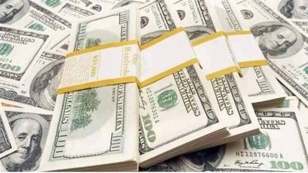 الدولار يهبط مع تزايد الرهان على وصول الفائدة لذروتها