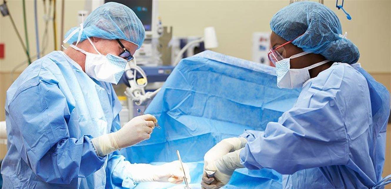 طبيب يترك غرفة العمليات بسبب كوب شاي.. إليكم تفاصيل ما حدث