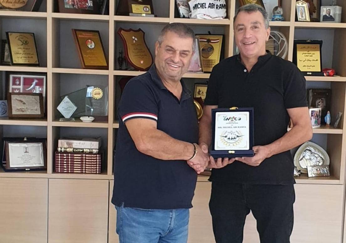 نهرا زار أبي رميا وقدم له درعاً تذكارياً