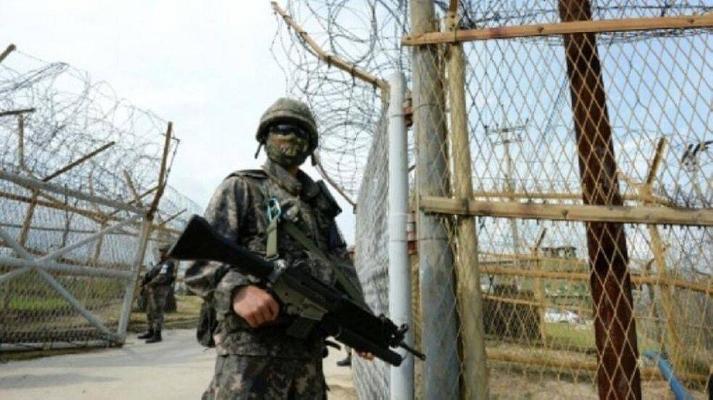 كوريا الشمالية تنشر قوات وأسلحة قرب الحدود