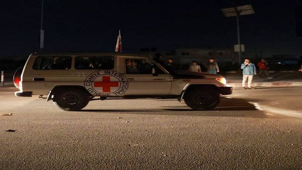 جيش العدو:11 محتجزاً أفرجت عنهم حماس في طريقهم إلى "إسرائيل"