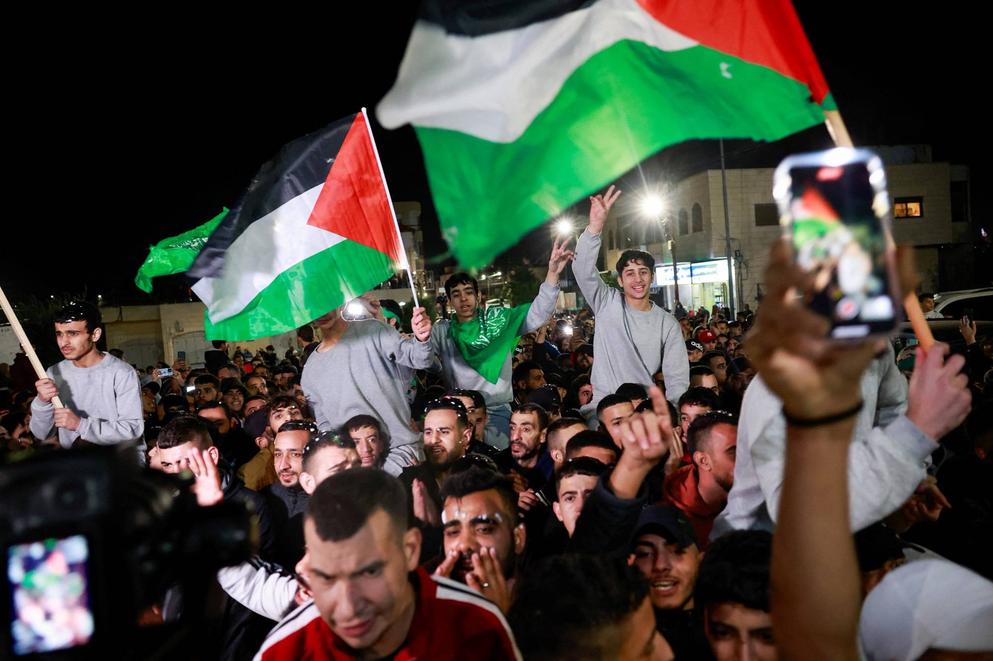 فلسطين تسقط الاتفاقات مع العدو الإسرائيلي... ويبقى "ابراهاما" الذي يتسلّل منه
غزة تكشف الدول مَن هو مع حق الشعب الفلسطيني وضدّه في التطبيع؟