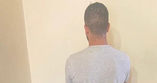 توقيف شخص يقوم بإيواء مطلوبين
في منزله ويشاركهم بعمليات سرقة
