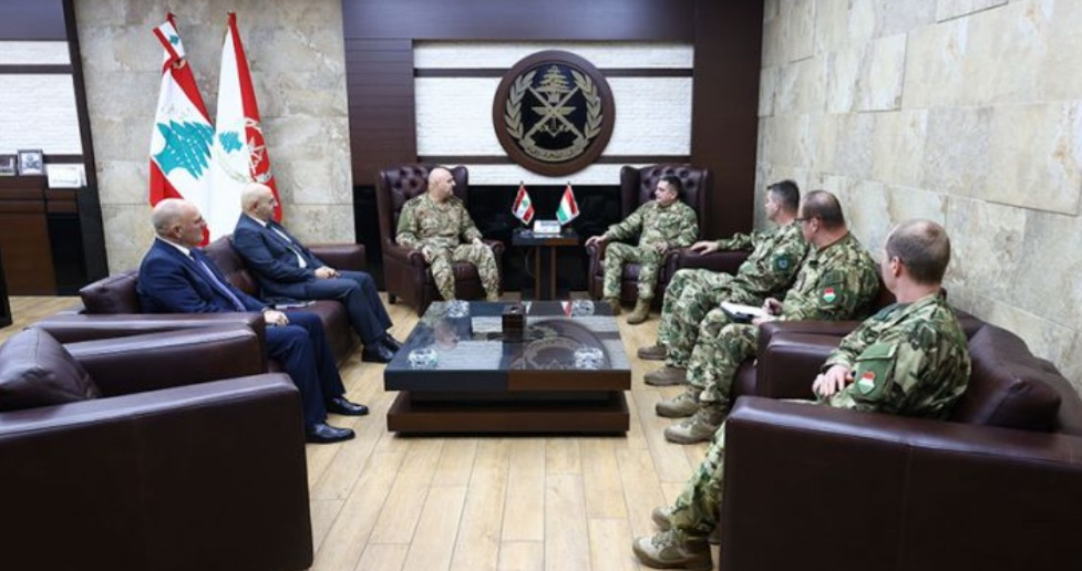 رئيس أركان الدفاع الهنغاري في اليرزة... وهذا ما بحثه مع قائد الجيش