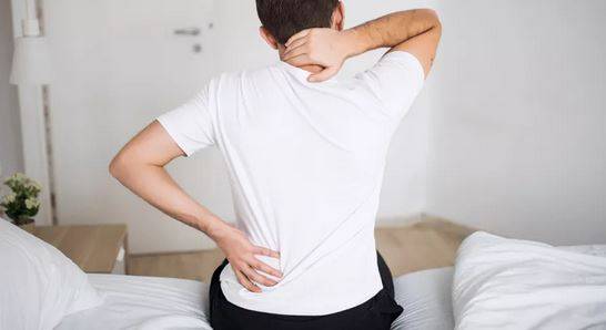 أعراض ترافق آلام الظهر تشير إلى مشكلات طبيّة طارئة.. لا تهملوها!