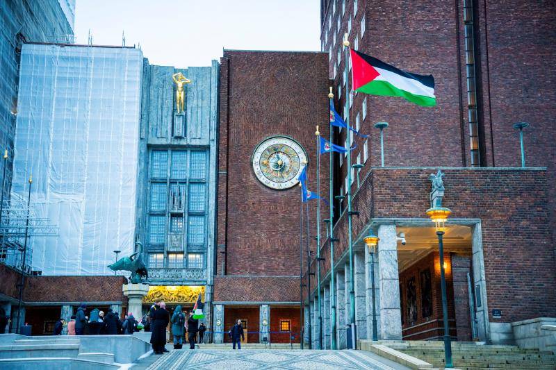 أوسلو ترفع العلم الفلسطيني أمام مقر بلديتها تضامناً مع غزة‎