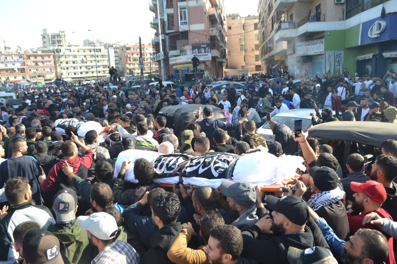 تشييع شهداء طرابلس في الغارة الإسرائيليّة في الجنوب ..
الجيش يلاحق مُطلقي الرصاص .. وأكثر من 12 إصابة جراء الرصاص العشوائي ...