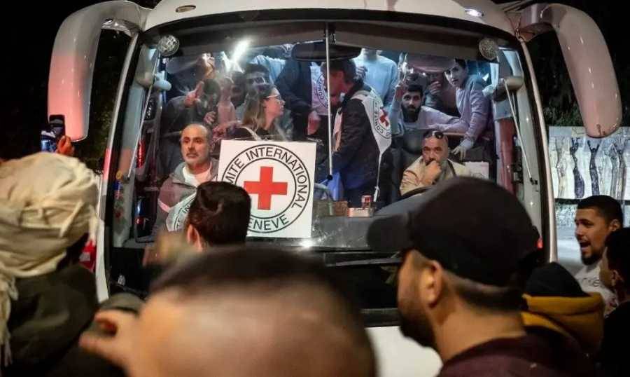 حماس سلّمت المحتجزين إلى الصليب الأحمر... وما شرط "اسرائيل" لتمديد الهدنة؟