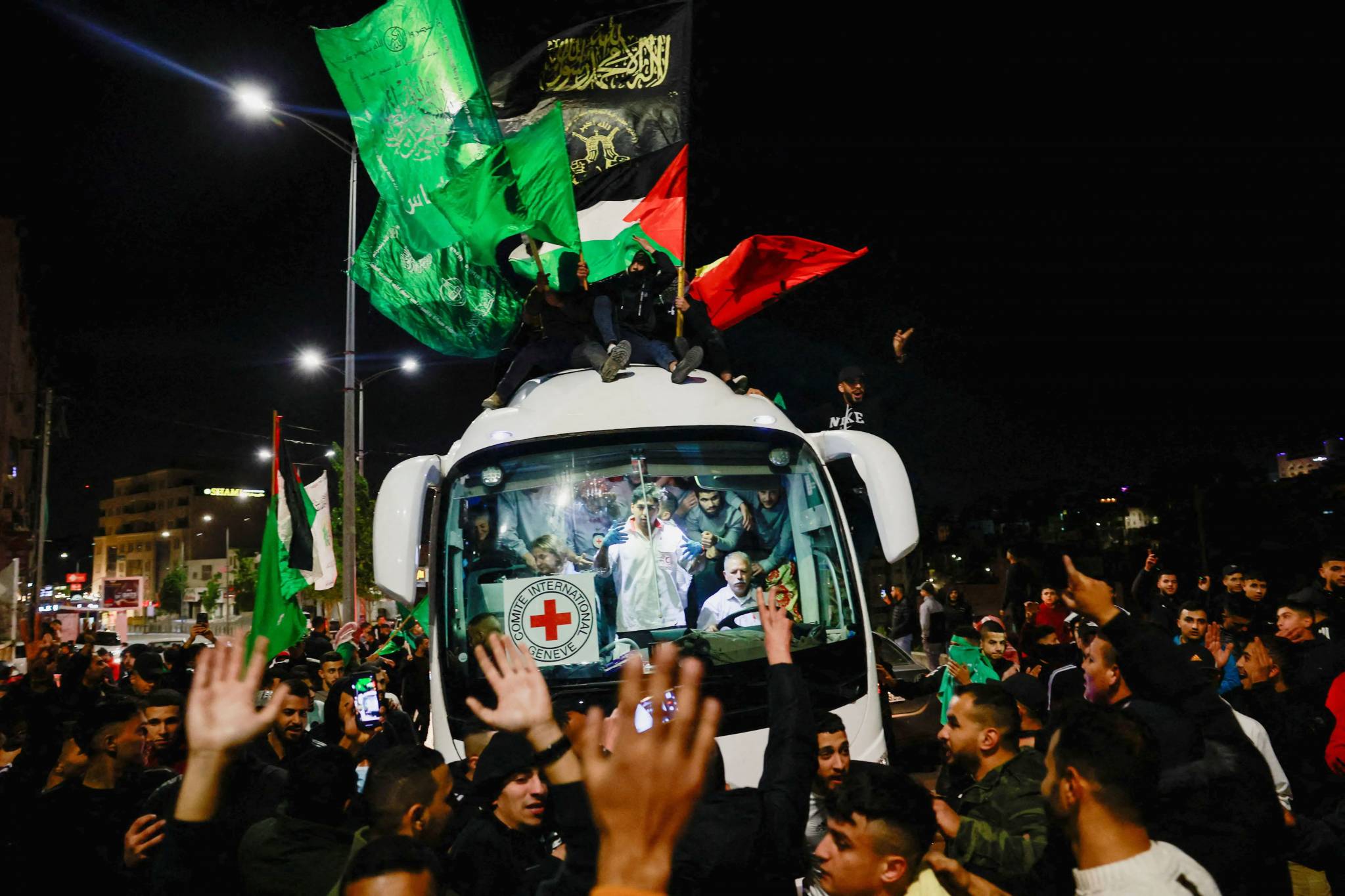 في اليوم الثالث من الهدنة... المقاومة تنتزع حريّة 39 أسيراً فلسطينياً جديداً من الأطفال
الأسرى المحرّرون رفعوا شارات النصر... وإحتفالات في القدس المحتلة ومدن الضفة رغم مُضايقات الإحتلال