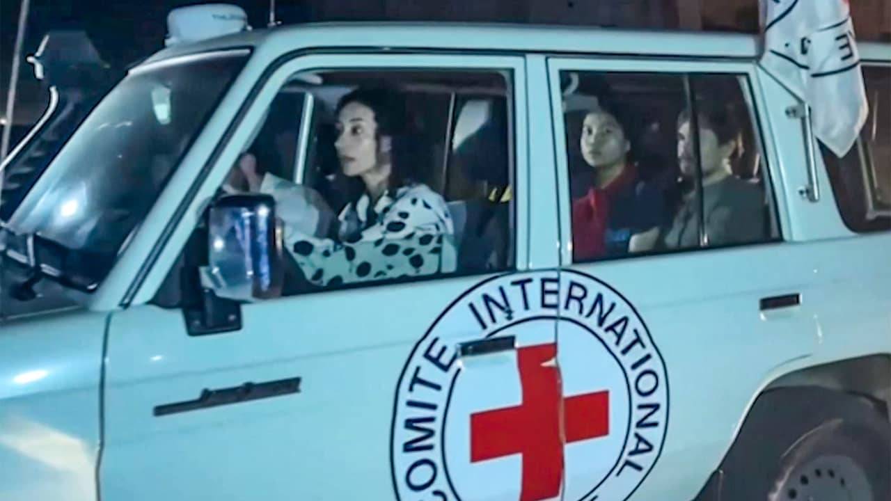 "حماس" تسلّم محتجزتين "إسرائيليتين" إلى الصليب الأحمر  في قطاع غزة