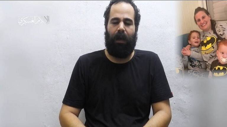 بالفيديو- محتجز "اسرائيلي" لدى القسام يوجه رسالة الى نتنياهو بعد مقتل زوجته وطفليه بقصف الإحتلال على غزة