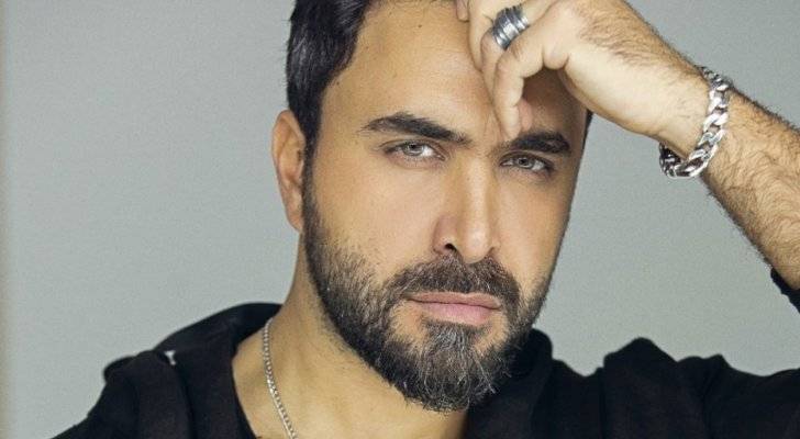 سيارته احترقت بالكامل.. نادر الأتات ينجو من حادث مروّع