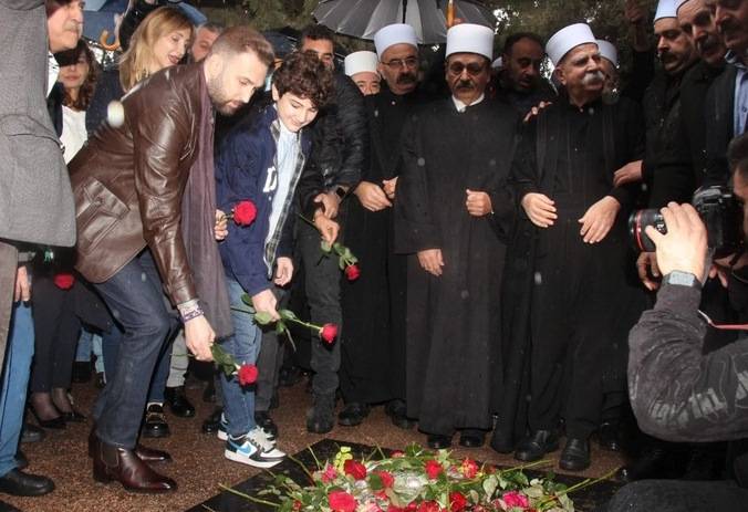 تيمور جنبلاط وجموع مناطقيّة أحيوا ذكرى
ميلاد كمال جنبلاط في المختارة بـ "تحيّة فلسطين"